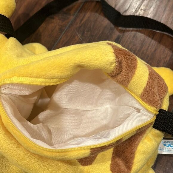 2010 Pikachu backpack 13 inch long cool bag for any Pokémon collector or lover - Picture 8 of 10